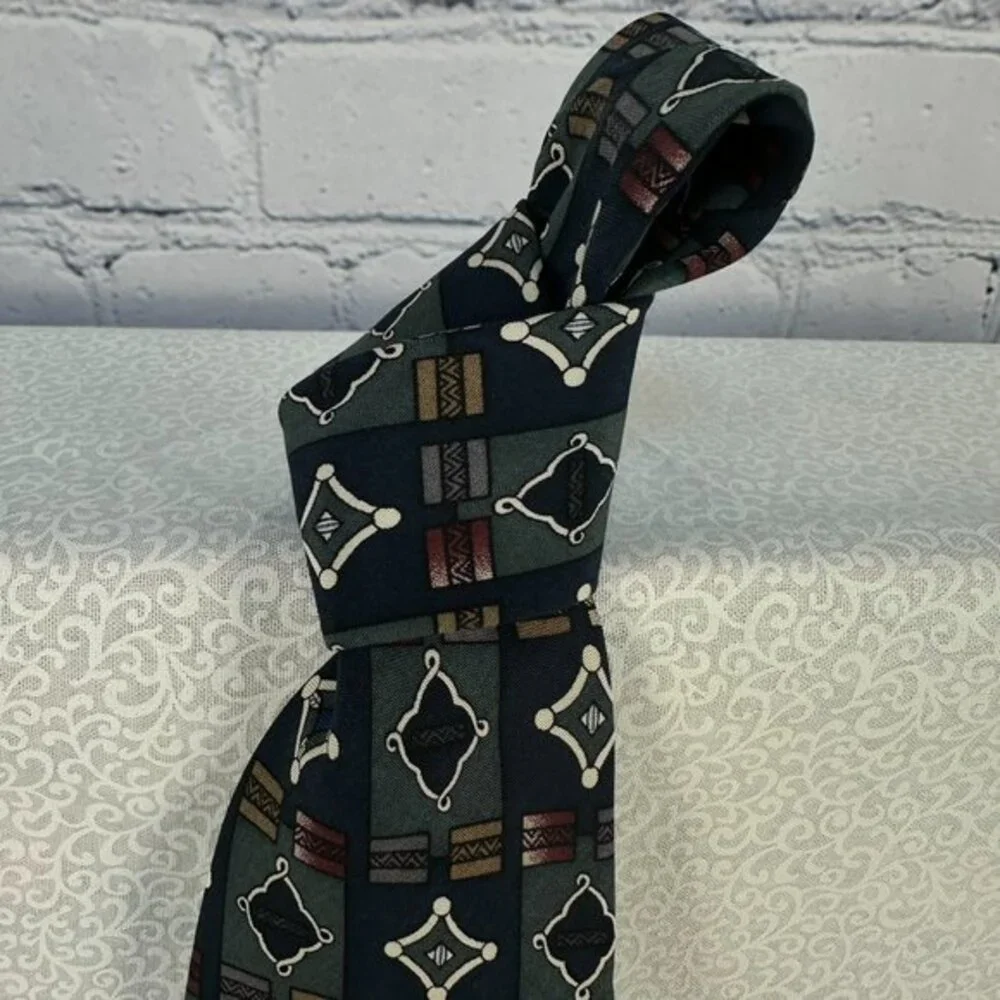 Geoffrey Beene 100% Silk Blue/Gray/White/Blush Geometric Neck‎ Tie, 4 Inch Wide